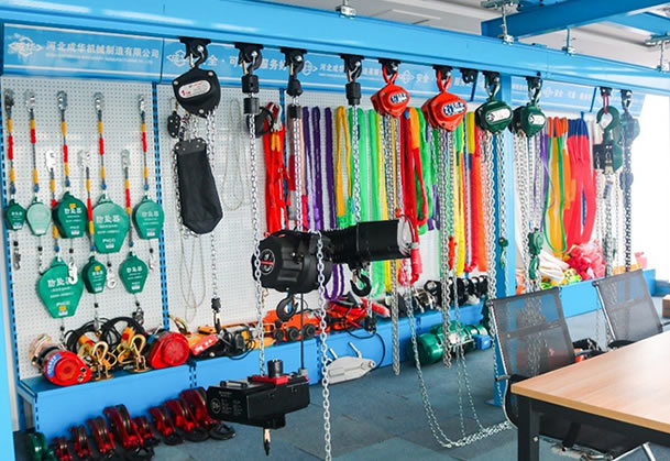 拼搏体育(中国)有限责任公司设备吊装展厅一角